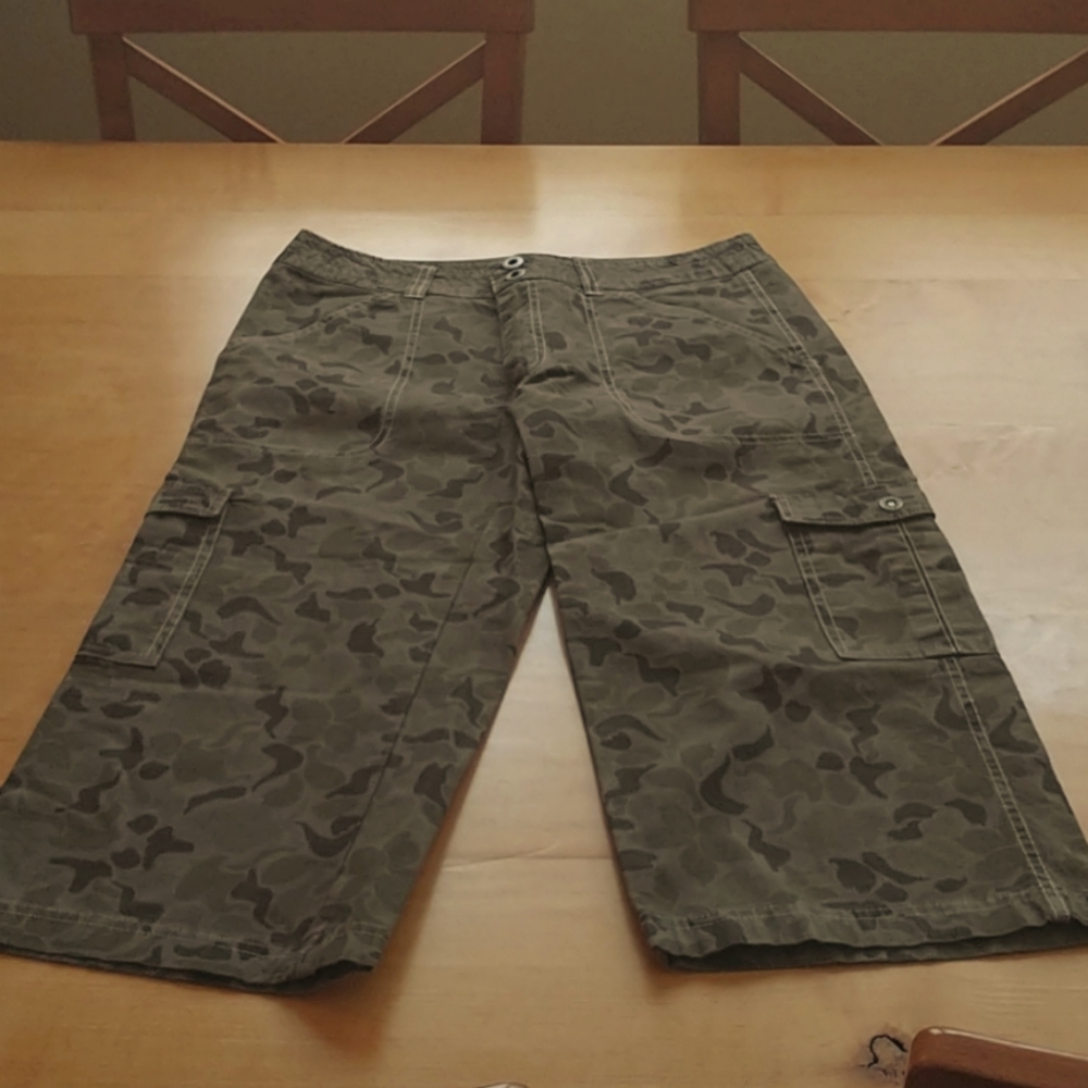 Gander Mtn. Ladies Size 6 Camo Capris NWOT